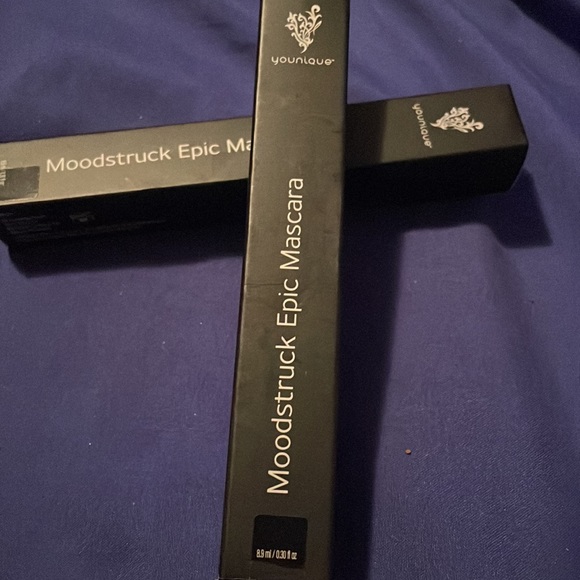Younique classic black mascara - Picture 2 of 3